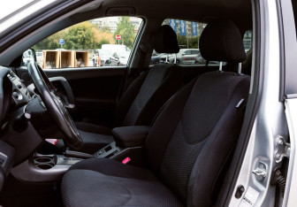 Подержанный автомобиль Toyota RAV4 2007 года (15 фото)