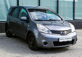 Подержанный автомобиль Nissan Note 2011 года (7 фото)
