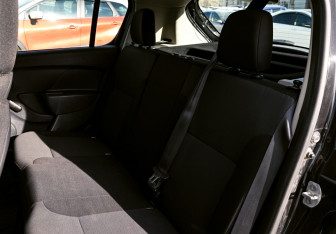 Подержанный автомобиль Renault Sandero 2015 года (18 фото)