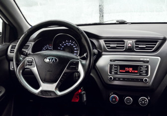 Подержанный автомобиль Kia Rio Sedan 2015 года (19 фото)