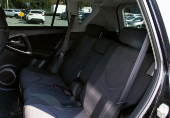 Подержанный автомобиль Toyota RAV4 2006 года (16 фото)