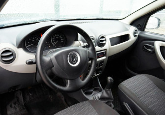 Подержанный автомобиль Renault Sandero 2011 года (12 фото)