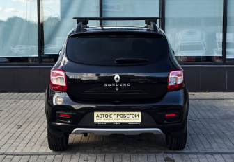 Подержанный автомобиль Renault Sandero 2017 года (4 фото)