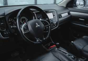 Подержанный автомобиль Mitsubishi Outlander 2014 года (9 фото)
