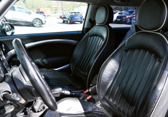 Подержанный автомобиль MINI Hatch 2006 года (13 фото)