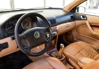 Подержанный автомобиль Skoda Octavia Liftback 2001 года (9 фото)