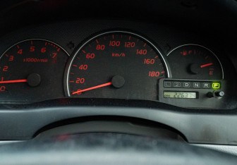 Подержанный автомобиль Toyota Ipsum 2002 года (15 фото)