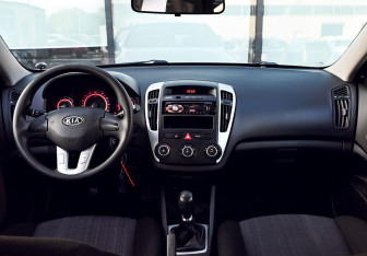 Подержанный автомобиль Kia Ceed Hatchback 2011 года (17 фото)