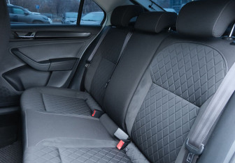 Подержанный автомобиль Skoda Rapid Liftback 2022 года (17 фото)