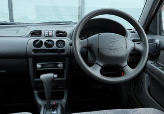 Подержанный автомобиль Nissan March Hatchback 2001 года (10 фото)