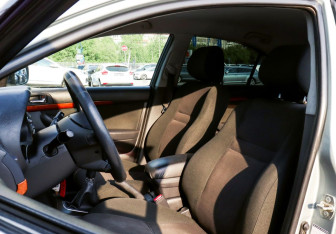 Подержанный автомобиль Toyota Avensis Sedan 2007 года (16 фото)