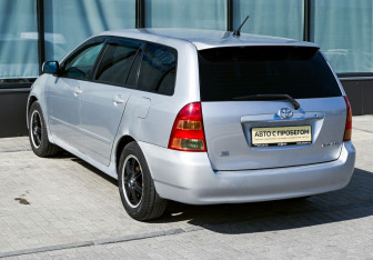 Подержанный автомобиль Toyota Corolla Wagon 2002 года (3 фото)
