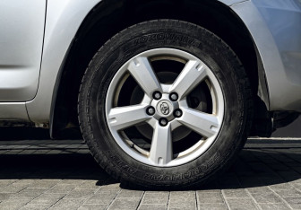 Подержанный автомобиль Toyota RAV4 2007 года (20 фото)