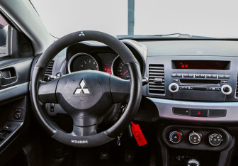 Подержанный автомобиль Mitsubishi Lancer Sedan 2010 года (11 фото)