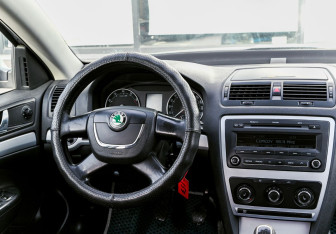 Подержанный автомобиль Skoda Octavia Liftback 2011 года (11 фото)