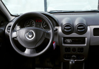 Подержанный автомобиль Renault Sandero 2012 года (17 фото)