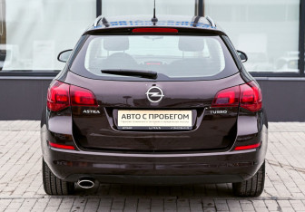 Подержанный автомобиль Opel Astra Wagon 2012 года (4 фото)