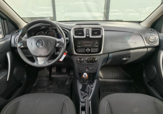 Подержанный автомобиль Renault Sandero 2016 года (9 фото)