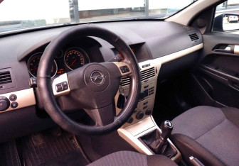 Подержанный автомобиль Opel Astra Wagon 2008 года (15 фото)