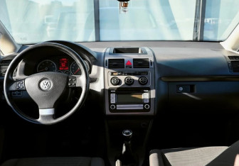 Подержанный автомобиль Volkswagen Touran 2007 года (17 фото)
