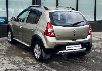 Подержанный автомобиль Renault Sandero 2012 года (3 фото)
