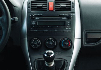 Подержанный автомобиль Toyota Auris Hatchback 2012 года (11 фото)