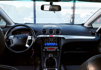 Подержанный автомобиль Ford S-MAX 2008 года (18 фото)