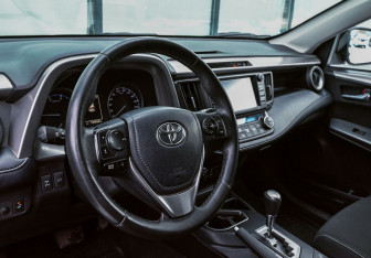 Подержанный автомобиль Toyota RAV4 2018 года (10 фото)