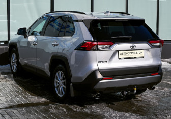 Подержанный автомобиль Toyota RAV4 2020 года (3 фото)