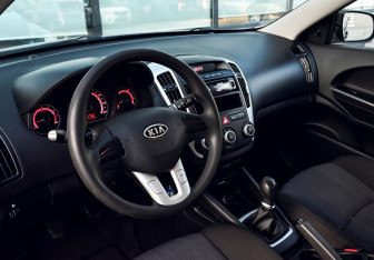 Подержанный автомобиль Kia Ceed Hatchback 2011 года (14 фото)