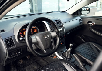 Подержанный автомобиль Toyota Corolla Sedan 2010 года (16 фото)
