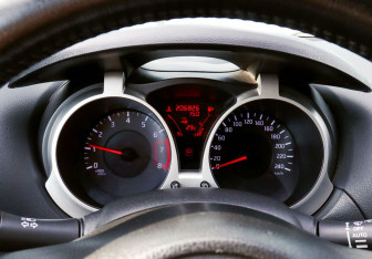 Подержанный автомобиль Nissan Juke 2011 года (11 фото)
