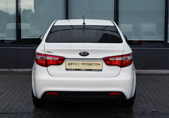 Подержанный автомобиль Kia Rio Sedan 2013 года (18 фото)