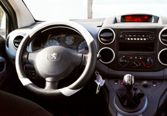 Подержанный автомобиль Peugeot Partner 2012 года (17 фото)