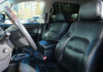 Подержанный автомобиль Toyota Land Cruiser Suv 2011 года (11 фото)