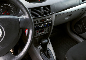 Подержанный автомобиль Renault Symbol 2008 года (9 фото)