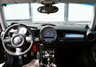 Подержанный автомобиль MINI Hatch 2006 года (16 фото)