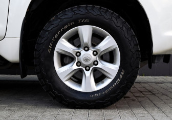Подержанный автомобиль Toyota Land Cruiser Prado 2012 года (20 фото)