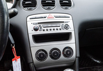 Подержанный автомобиль Peugeot 408 2014 года (13 фото)