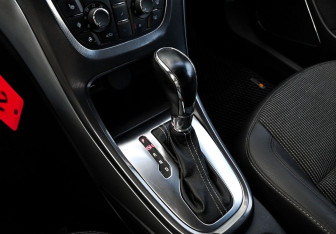 Подержанный автомобиль Opel Astra Hatchback 2011 года (15 фото)