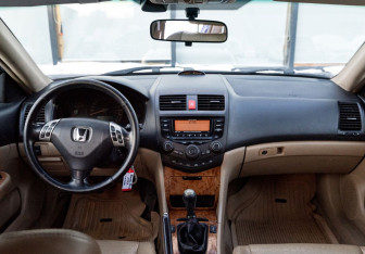 Подержанный автомобиль Honda Accord Sedan 2003 года (12 фото)