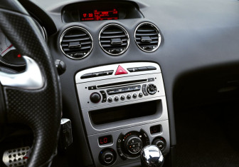 Подержанный автомобиль Peugeot 408 2016 года (11 фото)