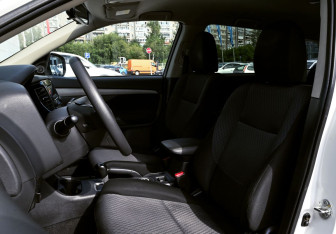 Подержанный автомобиль Mitsubishi Outlander 2014 года (14 фото)