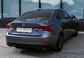 Подержанный автомобиль Lexus IS Sedan 2018 года (5 фото)