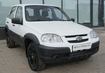 Подержанный автомобиль Chevrolet Niva 2015 года (7 фото)