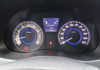 Подержанный автомобиль Hyundai Solaris Sedan 2012 года (12 фото)