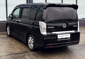 Подержанный автомобиль Honda Stepwgn 2014 года (3 фото)