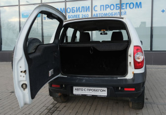 Подержанный автомобиль Chevrolet Niva 2015 года (17 фото)