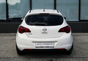 Подержанный автомобиль Opel Astra Hatchback 2011 года (4 фото)