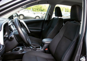 Подержанный автомобиль Toyota RAV4 2016 года (17 фото)